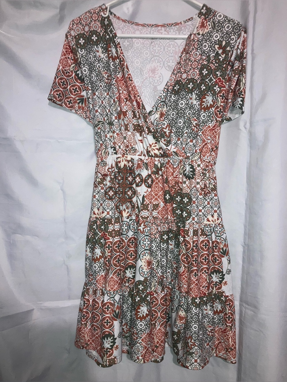 🖤4/$10 No Boundaries Rust, Olive & Cream Wrap-Style Floral Tile Dress
